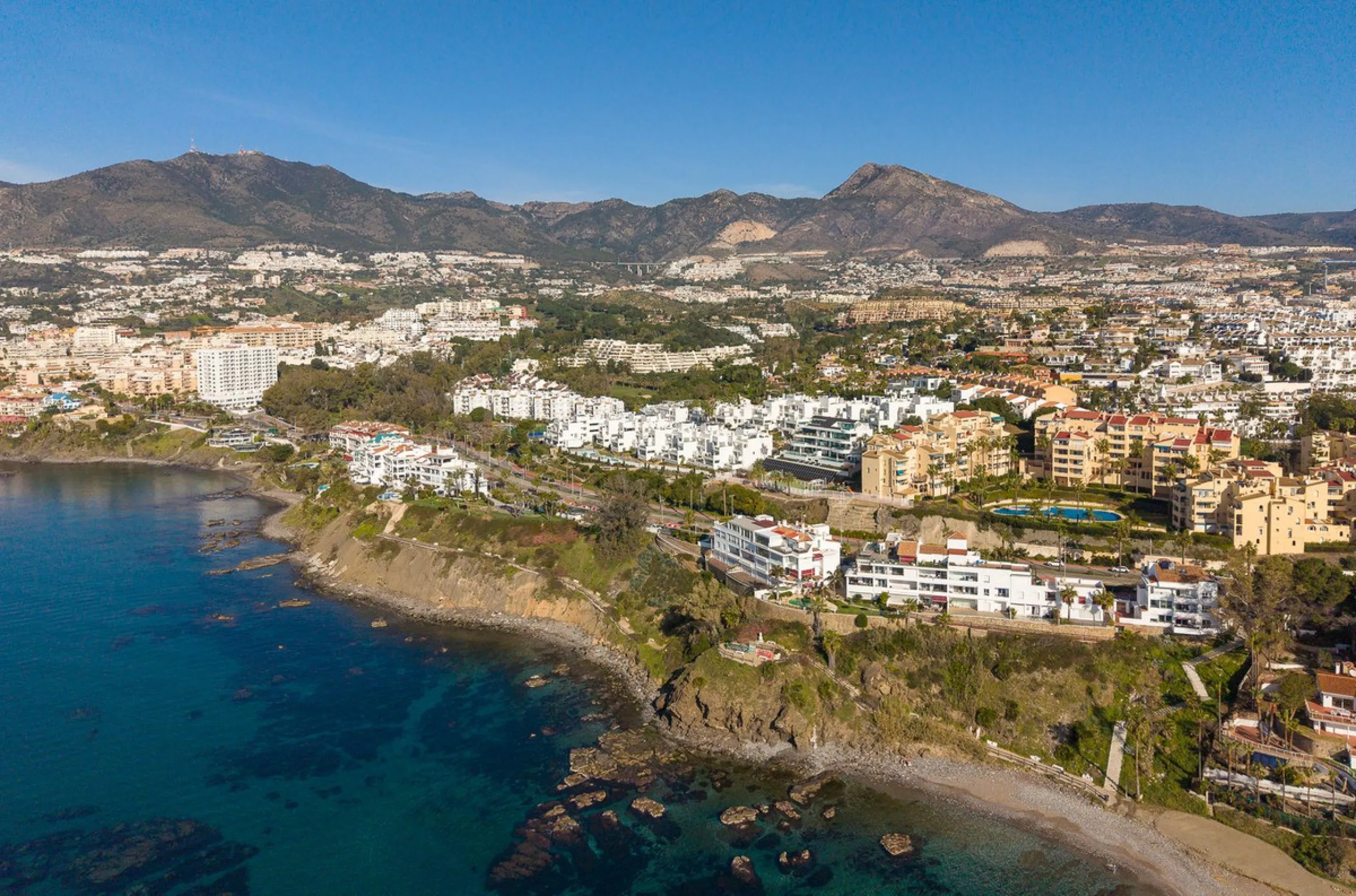 Wake up to the sound of the sea and endless blue horizons in this exceptional frontline duplex penthouse in Torrequebrada, Benalmádena. Designed for those who value privacy, sunshine and panoramic Mediterranean views, this three-bedroom residence offers a
