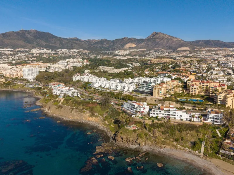 Wake up to the sound of the sea and endless blue horizons in this exceptional frontline duplex penthouse in Torrequebrada, Benalmádena. Designed for those who value privacy, sunshine and panoramic Mediterranean views, this three-bedroom residence offers a