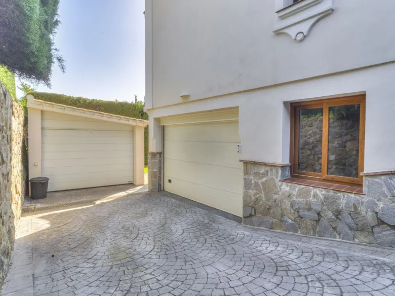 Stunning 5-Bedroom Family Villa for Sale in Atalaya