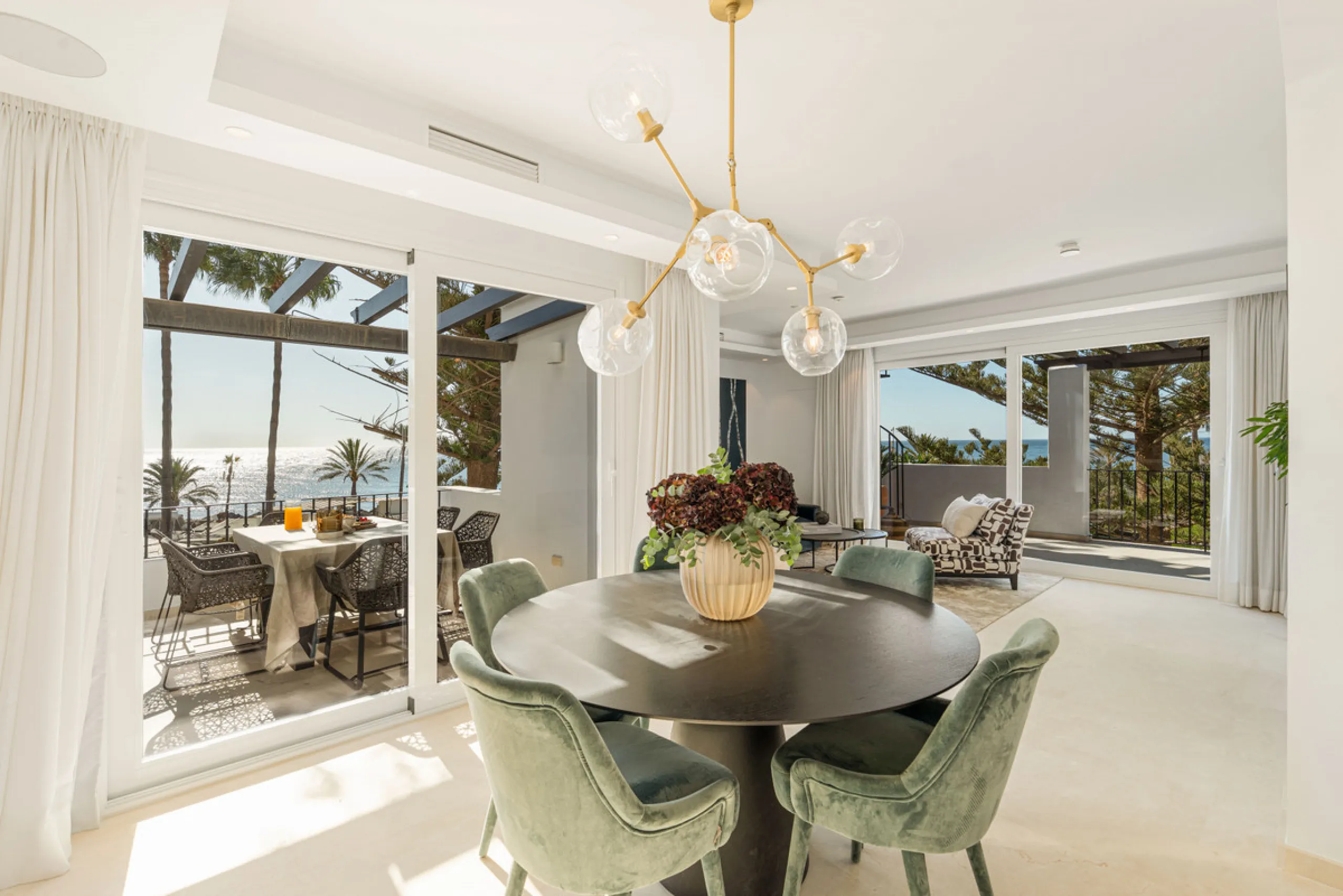 Penthouse Horizon is a sophisticated three-bedroom, two-bathroom duplex penthouse for sale in the exclusive Castiglione urbanization in San Pedro de Alcántara.