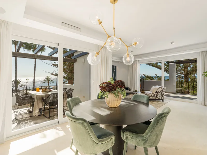 Penthouse Horizon is a sophisticated three-bedroom, two-bathroom duplex penthouse for sale in the exclusive Castiglione urbanization in San Pedro de Alcántara.