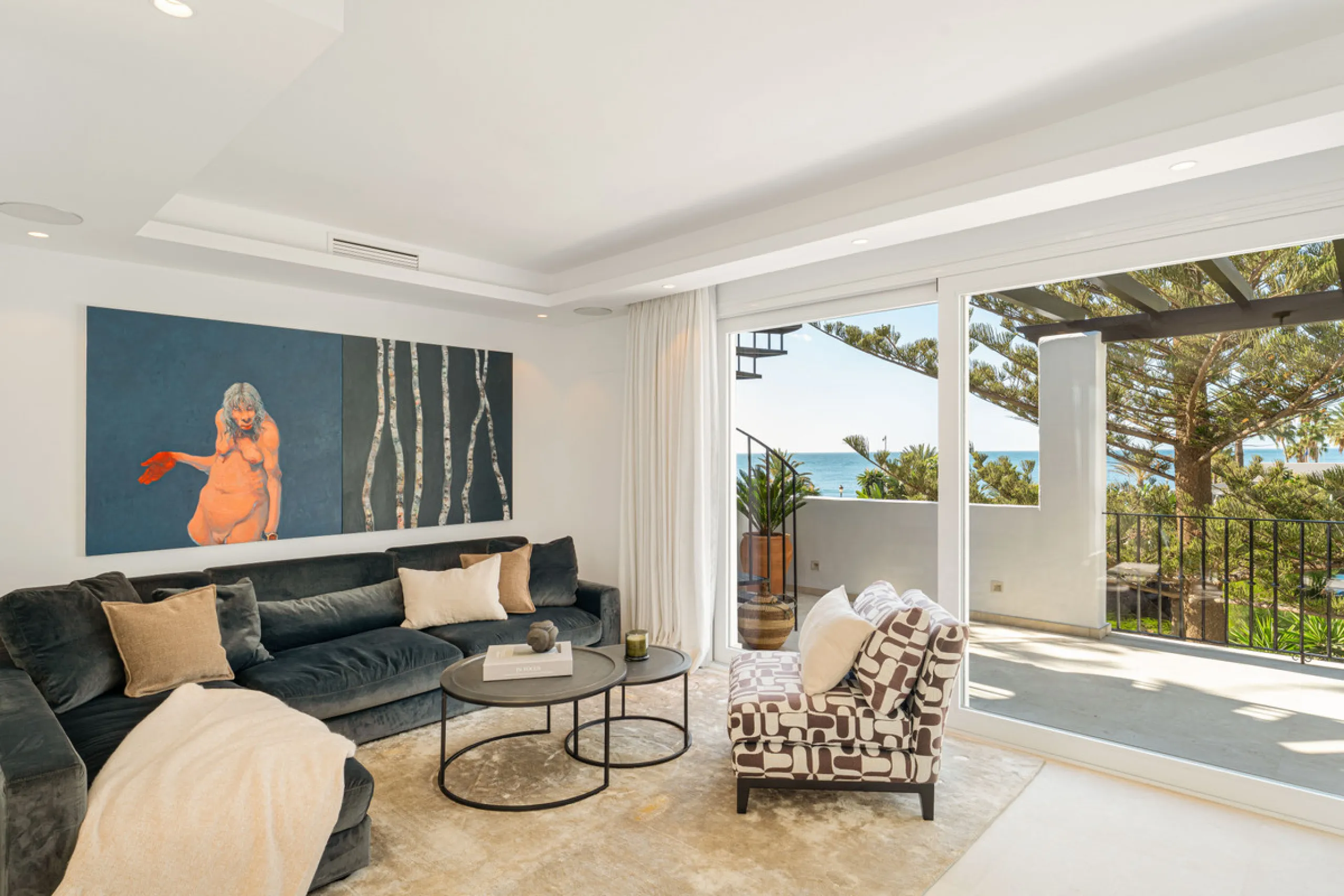Penthouse Horizon is a sophisticated three-bedroom, two-bathroom duplex penthouse for sale in the exclusive Castiglione urbanization in San Pedro de Alcántara.