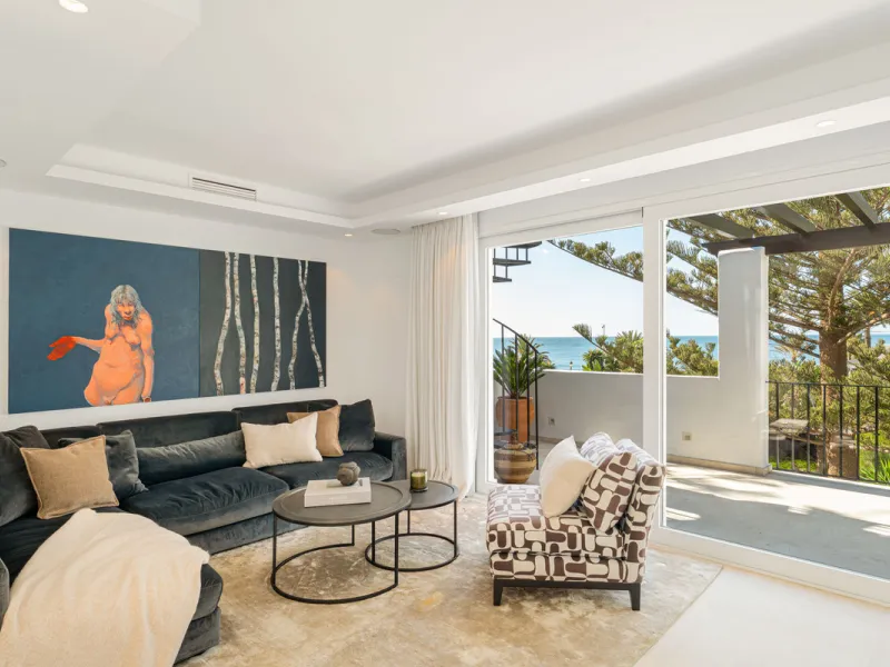 Penthouse Horizon is a sophisticated three-bedroom, two-bathroom duplex penthouse for sale in the exclusive Castiglione urbanization in San Pedro de Alcántara.