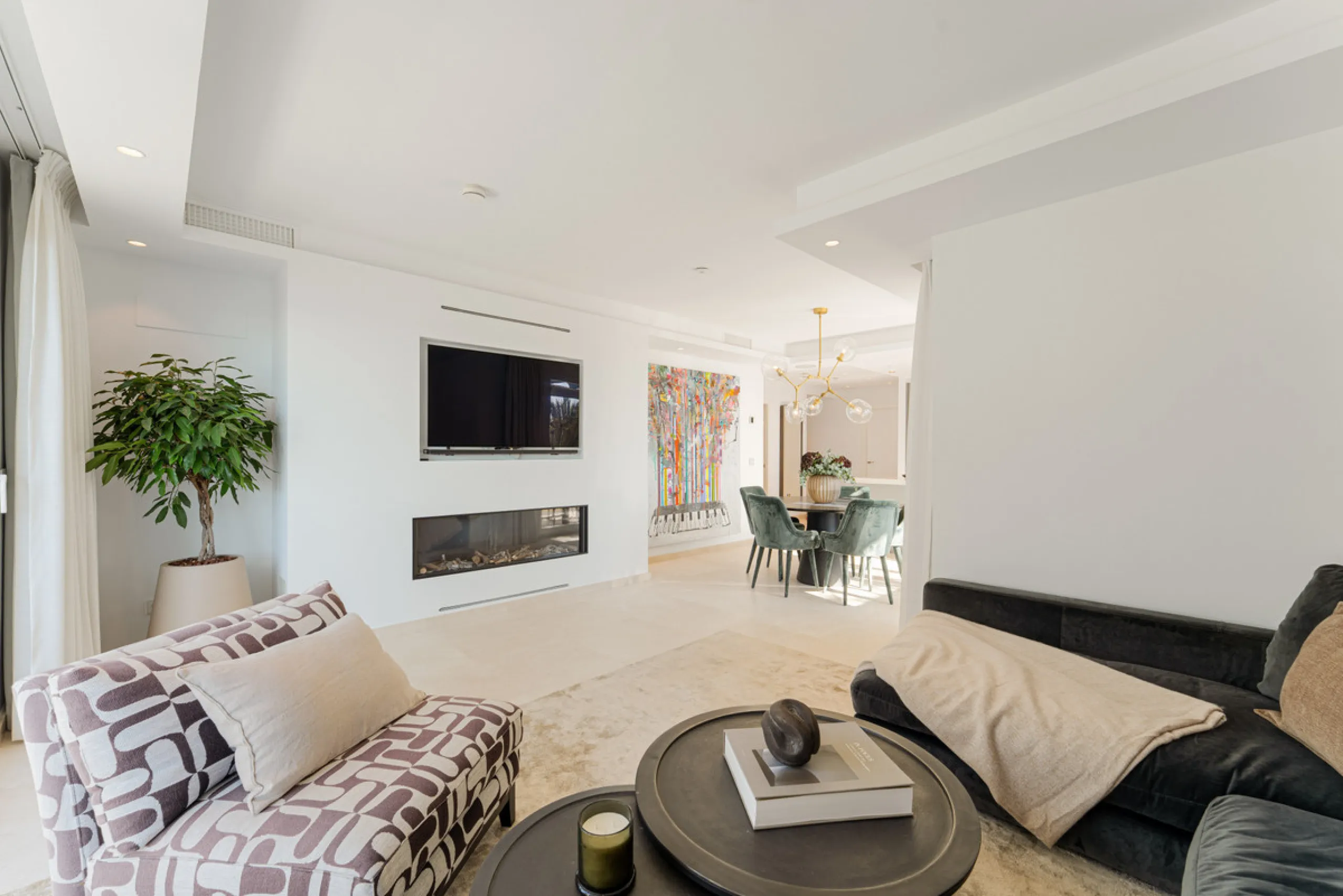 Penthouse Horizon is a sophisticated three-bedroom, two-bathroom duplex penthouse for sale in the exclusive Castiglione urbanization in San Pedro de Alcántara.
