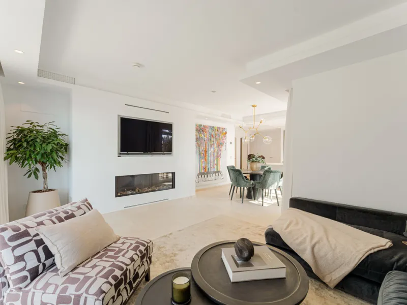 Penthouse Horizon is a sophisticated three-bedroom, two-bathroom duplex penthouse for sale in the exclusive Castiglione urbanization in San Pedro de Alcántara.