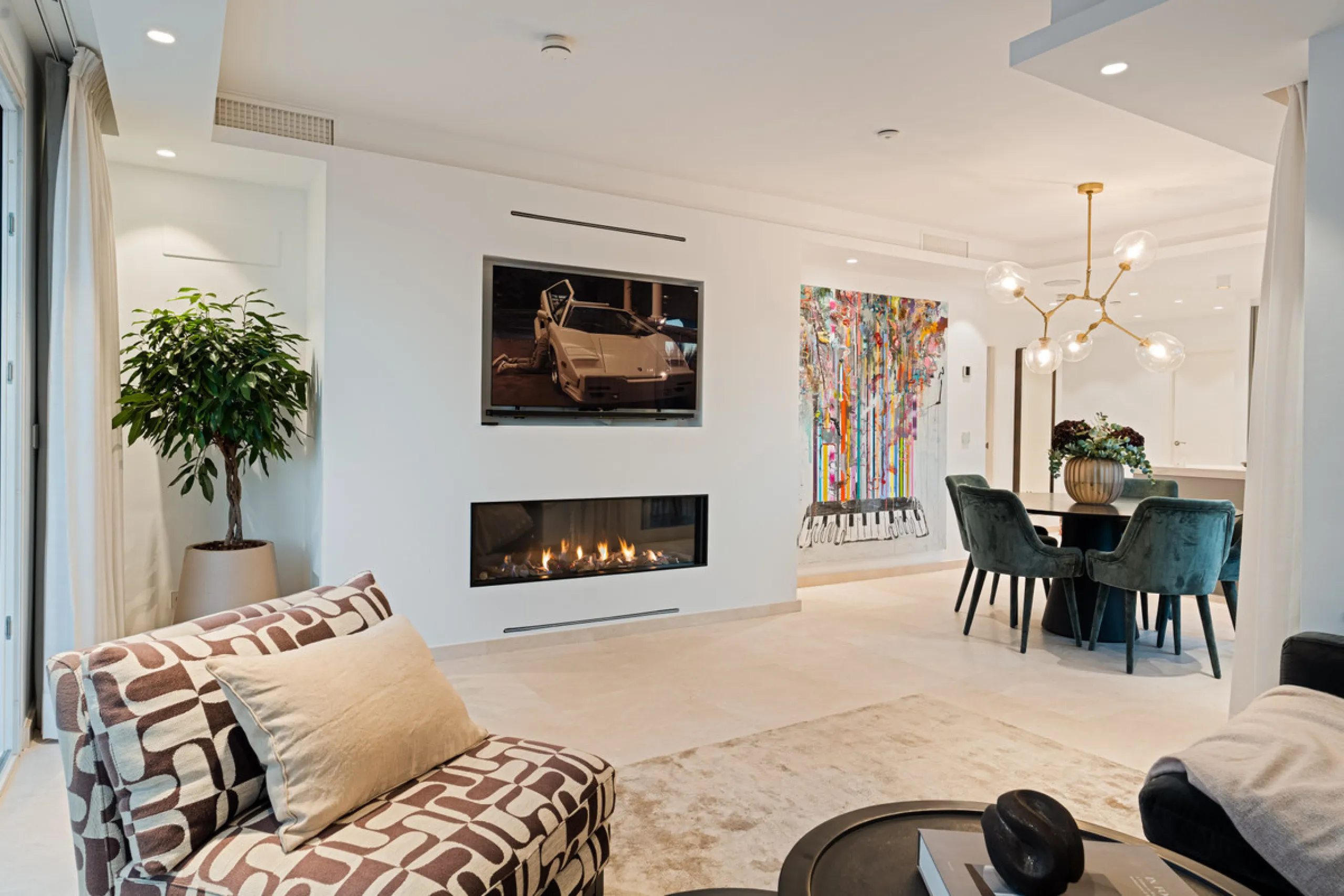 Penthouse Horizon is a sophisticated three-bedroom, two-bathroom duplex penthouse for sale in the exclusive Castiglione urbanization in San Pedro de Alcántara.