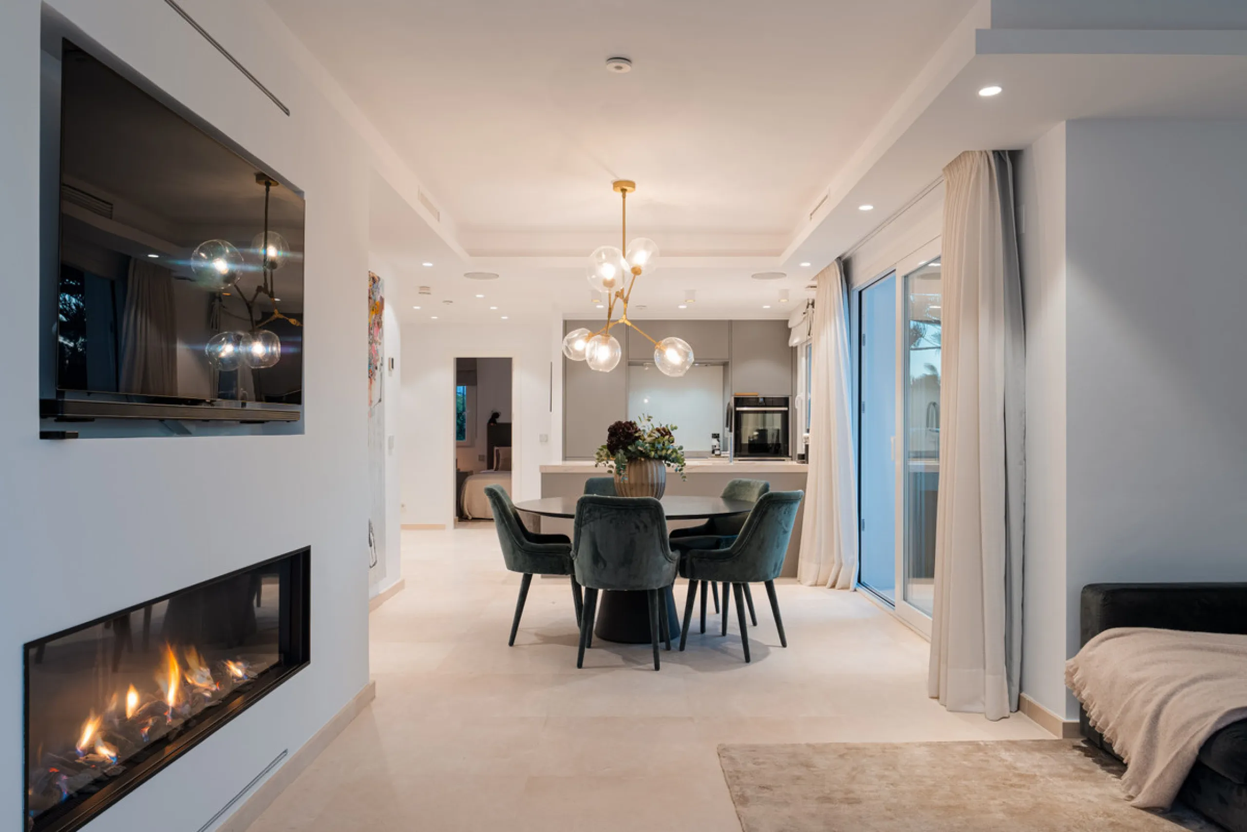 Penthouse Horizon is a sophisticated three-bedroom, two-bathroom duplex penthouse for sale in the exclusive Castiglione urbanization in San Pedro de Alcántara.