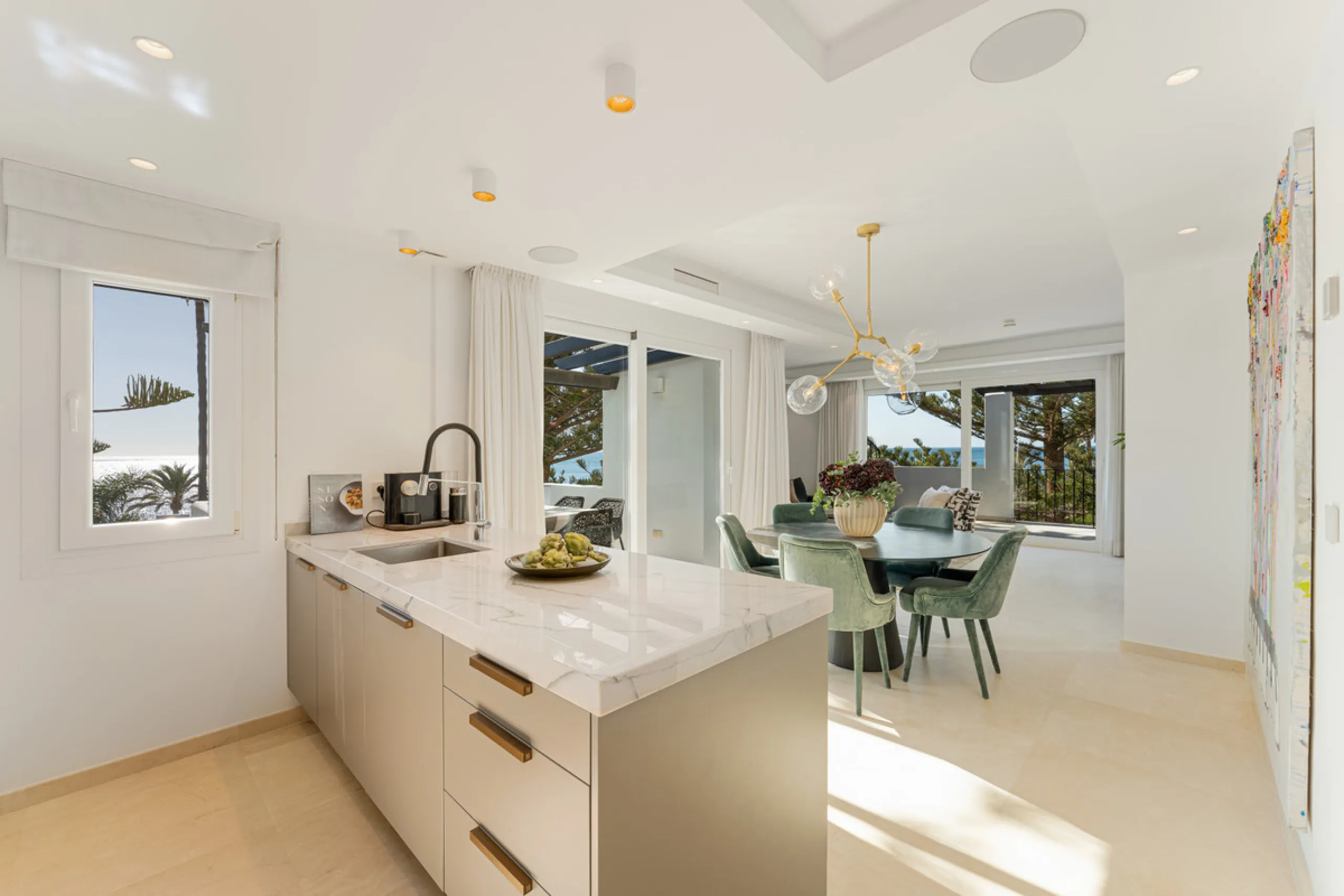 Penthouse Horizon is a sophisticated three-bedroom, two-bathroom duplex penthouse for sale in the exclusive Castiglione urbanization in San Pedro de Alcántara.