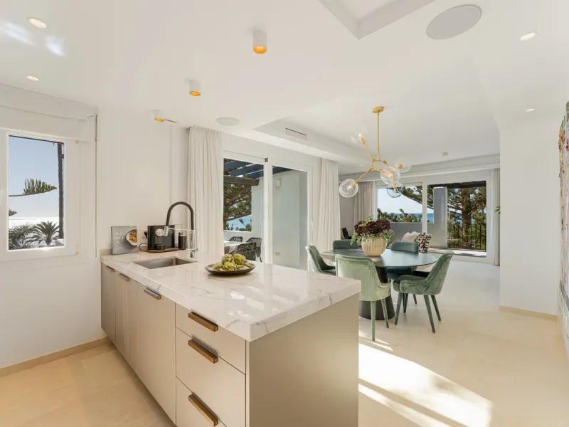 Penthouse Horizon is a sophisticated three-bedroom, two-bathroom duplex penthouse for sale in the exclusive Castiglione urbanization in San Pedro de Alcántara.
