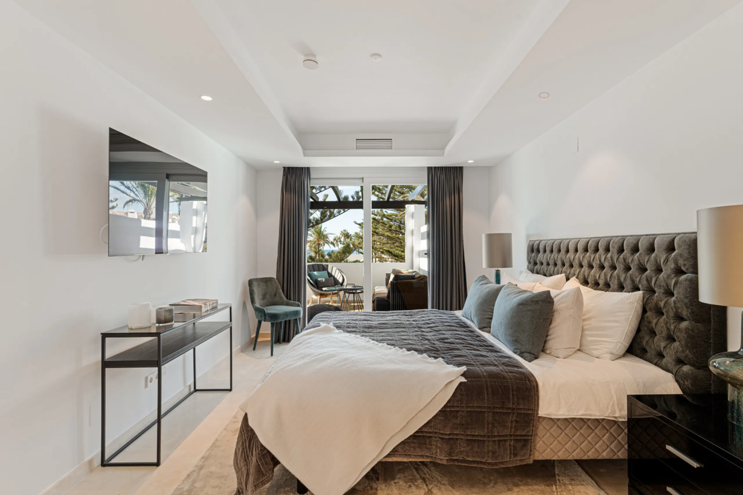 Penthouse Horizon is a sophisticated three-bedroom, two-bathroom duplex penthouse for sale in the exclusive Castiglione urbanization in San Pedro de Alcántara.