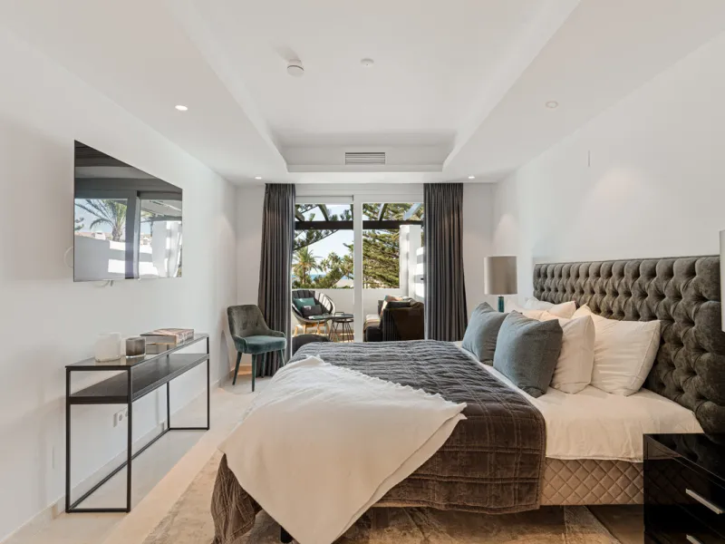 Penthouse Horizon is a sophisticated three-bedroom, two-bathroom duplex penthouse for sale in the exclusive Castiglione urbanization in San Pedro de Alcántara.
