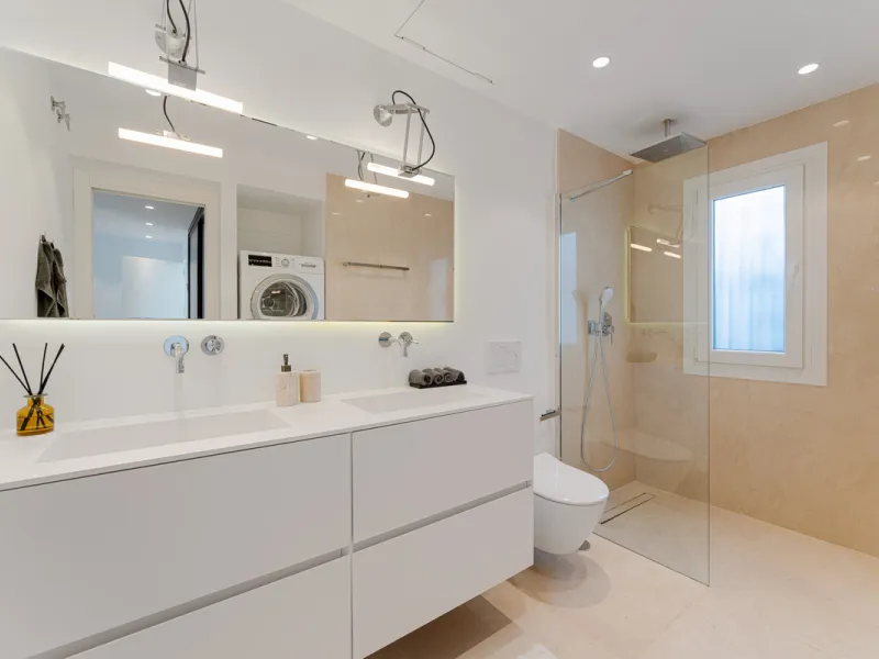 Penthouse Horizon is a sophisticated three-bedroom, two-bathroom duplex penthouse for sale in the exclusive Castiglione urbanization in San Pedro de Alcántara.