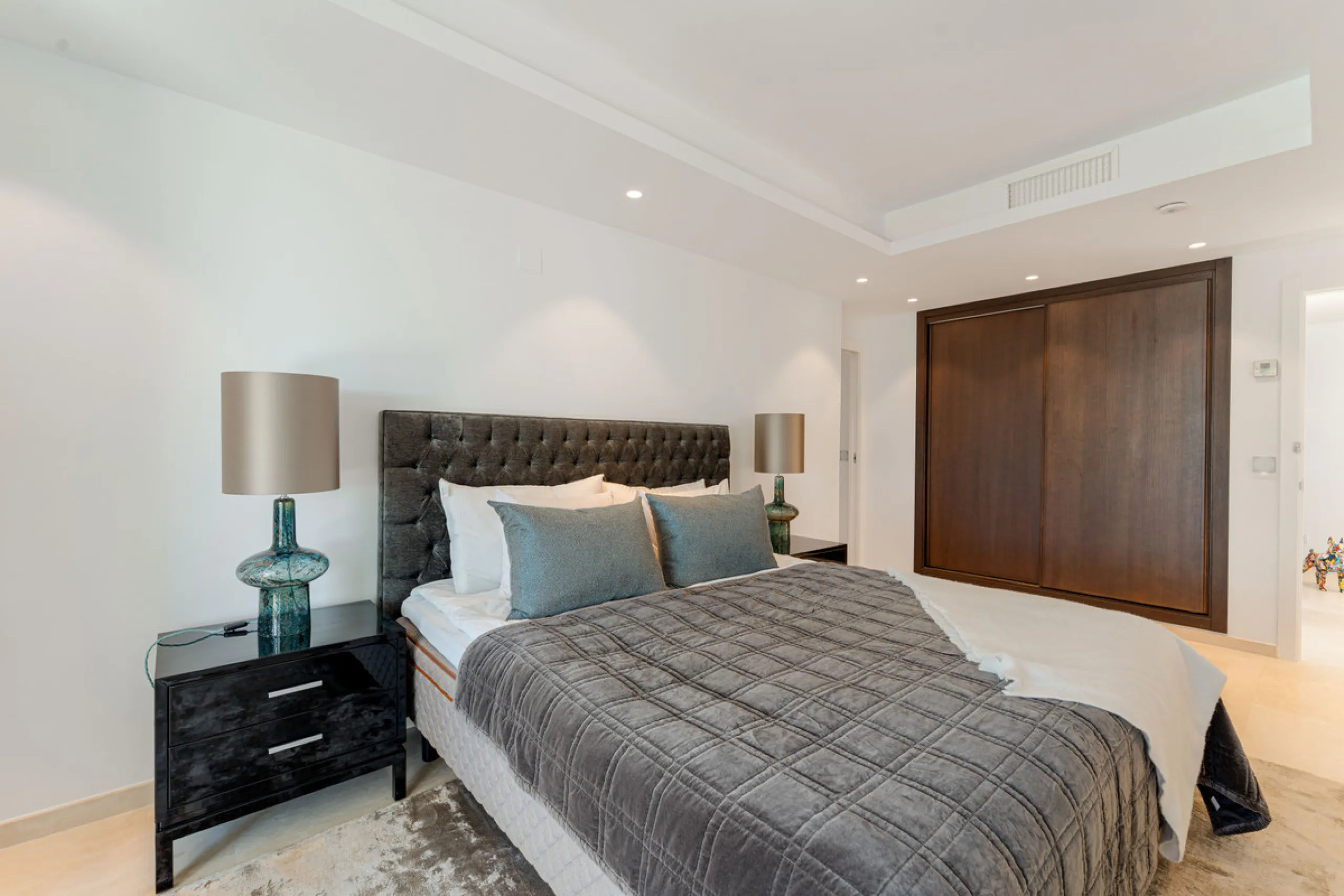 Penthouse Horizon is a sophisticated three-bedroom, two-bathroom duplex penthouse for sale in the exclusive Castiglione urbanization in San Pedro de Alcántara.