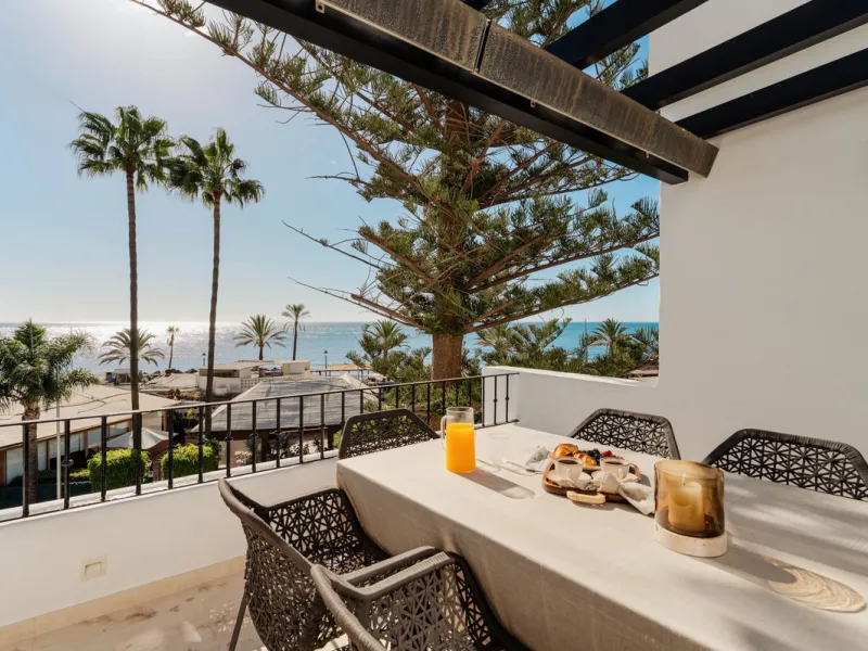 Penthouse Horizon is a sophisticated three-bedroom, two-bathroom duplex penthouse for sale in the exclusive Castiglione urbanization in San Pedro de Alcántara.