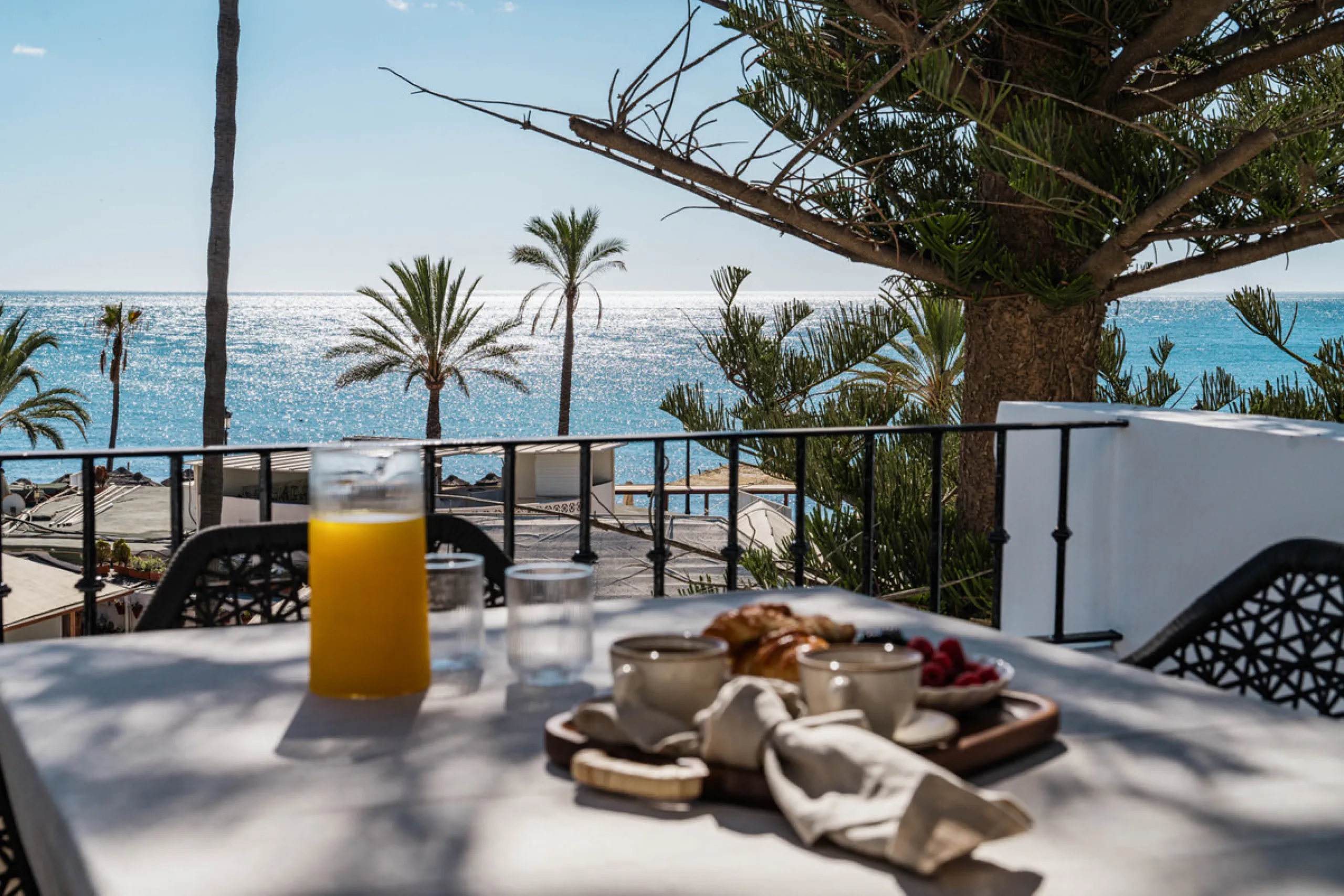 Penthouse Horizon is a sophisticated three-bedroom, two-bathroom duplex penthouse for sale in the exclusive Castiglione urbanization in San Pedro de Alcántara.