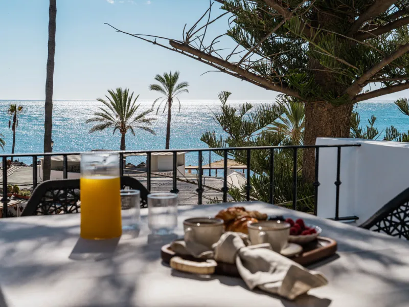 Penthouse Horizon is a sophisticated three-bedroom, two-bathroom duplex penthouse for sale in the exclusive Castiglione urbanization in San Pedro de Alcántara.