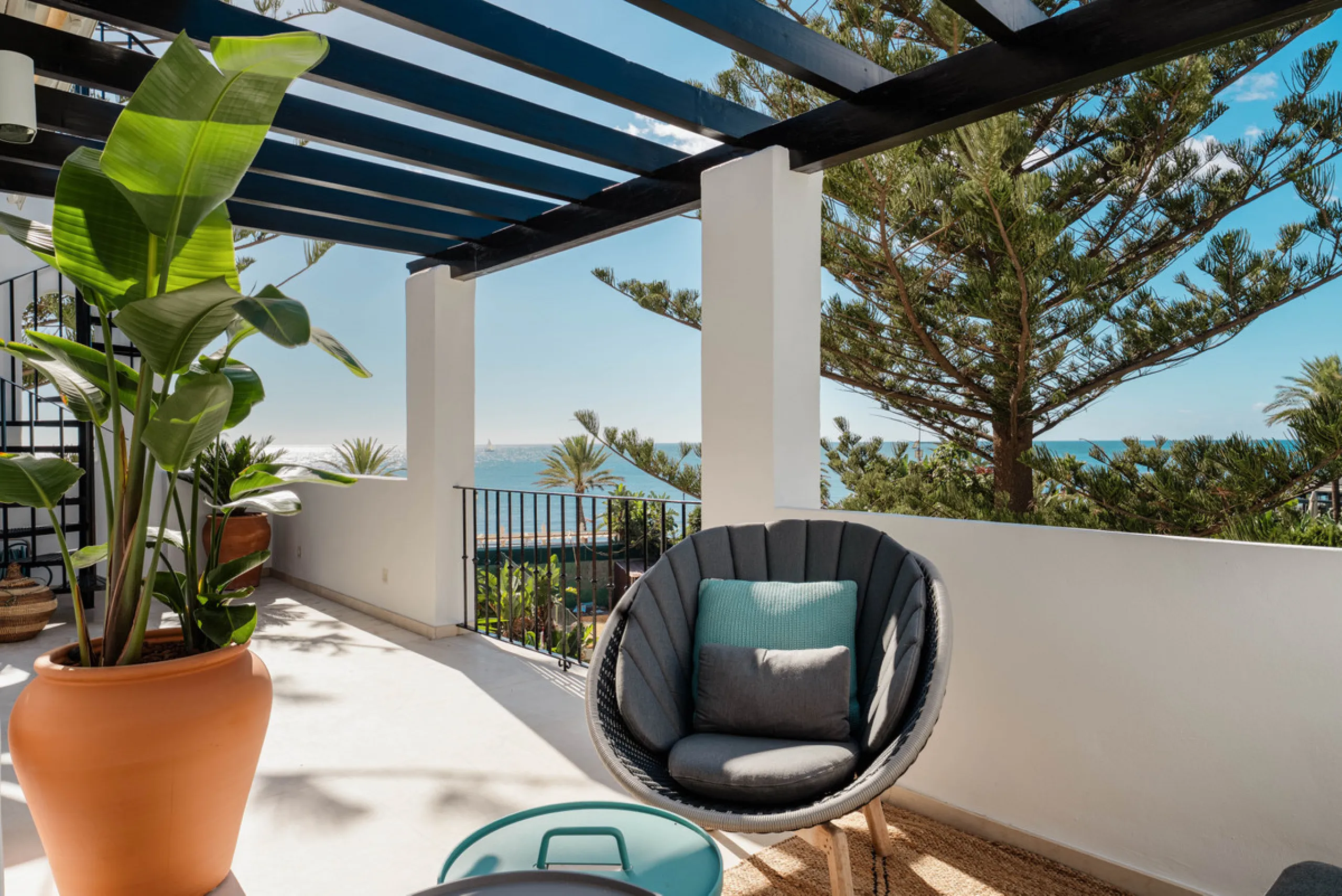 Penthouse Horizon is a sophisticated three-bedroom, two-bathroom duplex penthouse for sale in the exclusive Castiglione urbanization in San Pedro de Alcántara.