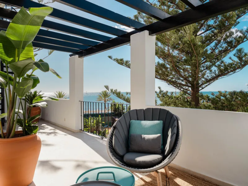 Penthouse Horizon is a sophisticated three-bedroom, two-bathroom duplex penthouse for sale in the exclusive Castiglione urbanization in San Pedro de Alcántara.