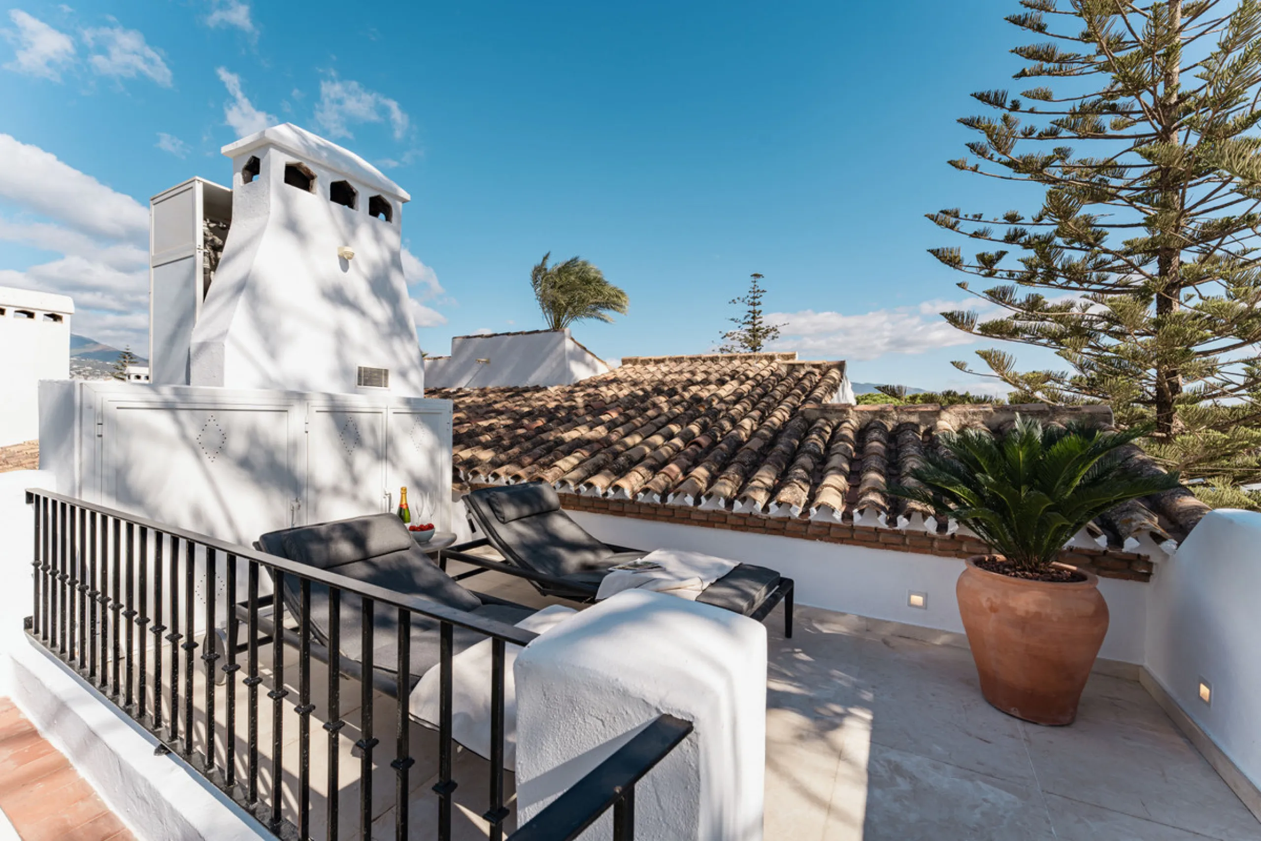 Penthouse Horizon is a sophisticated three-bedroom, two-bathroom duplex penthouse for sale in the exclusive Castiglione urbanization in San Pedro de Alcántara.
