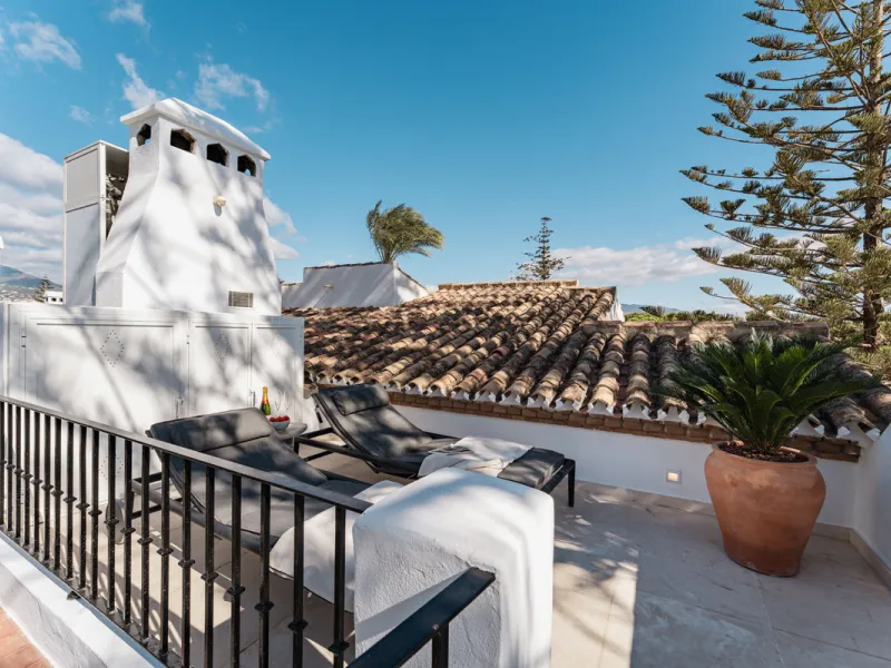 Penthouse Horizon is a sophisticated three-bedroom, two-bathroom duplex penthouse for sale in the exclusive Castiglione urbanization in San Pedro de Alcántara.