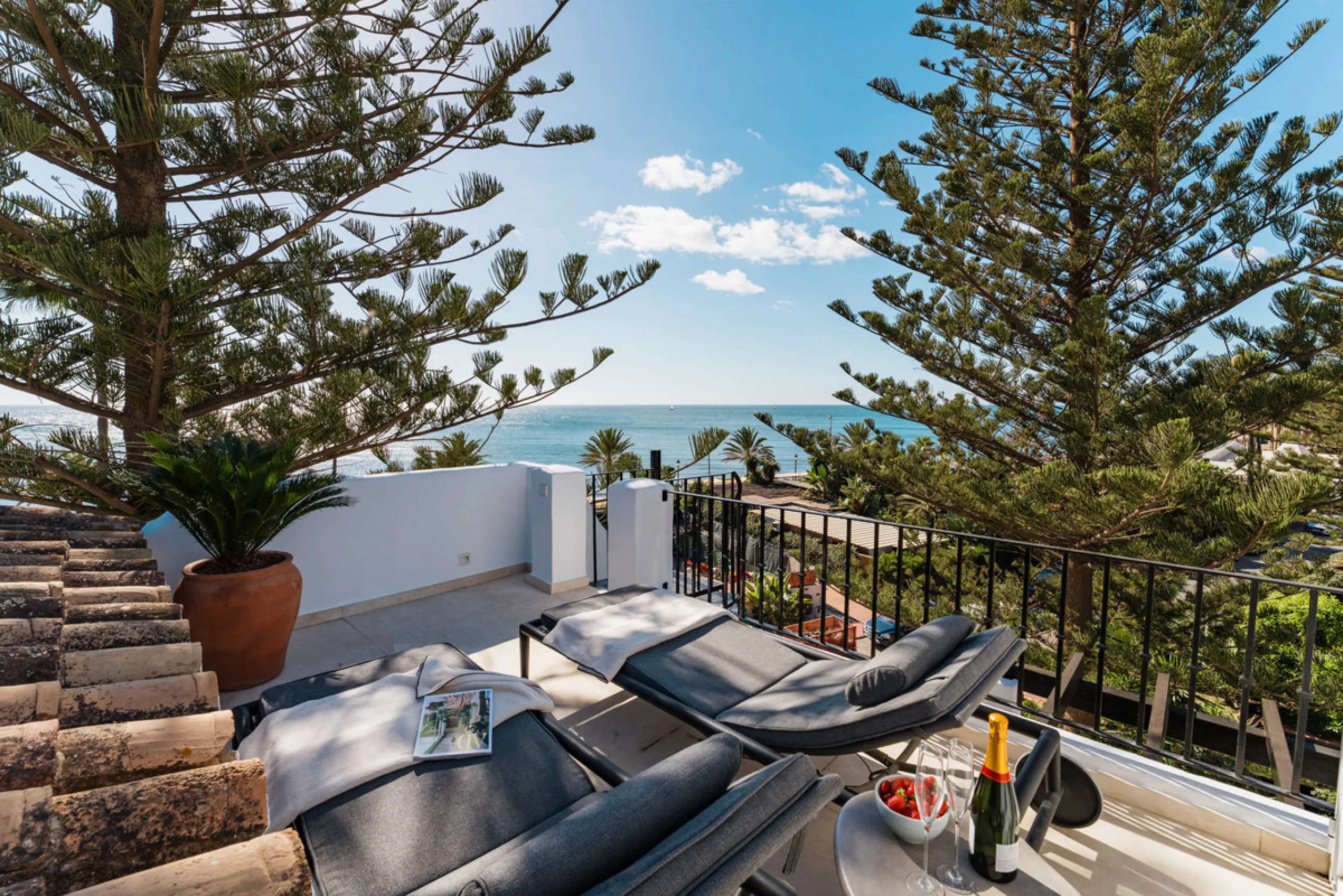 Penthouse Horizon is a sophisticated three-bedroom, two-bathroom duplex penthouse for sale in the exclusive Castiglione urbanization in San Pedro de Alcántara.