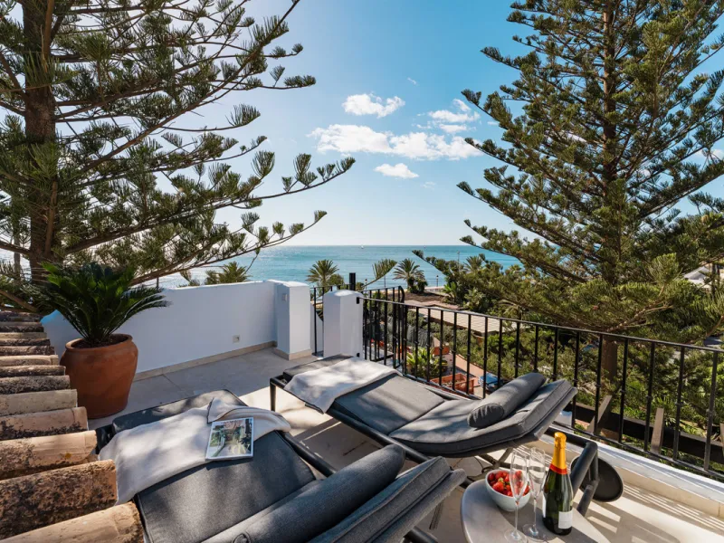 Penthouse Horizon is a sophisticated three-bedroom, two-bathroom duplex penthouse for sale in the exclusive Castiglione urbanization in San Pedro de Alcántara.