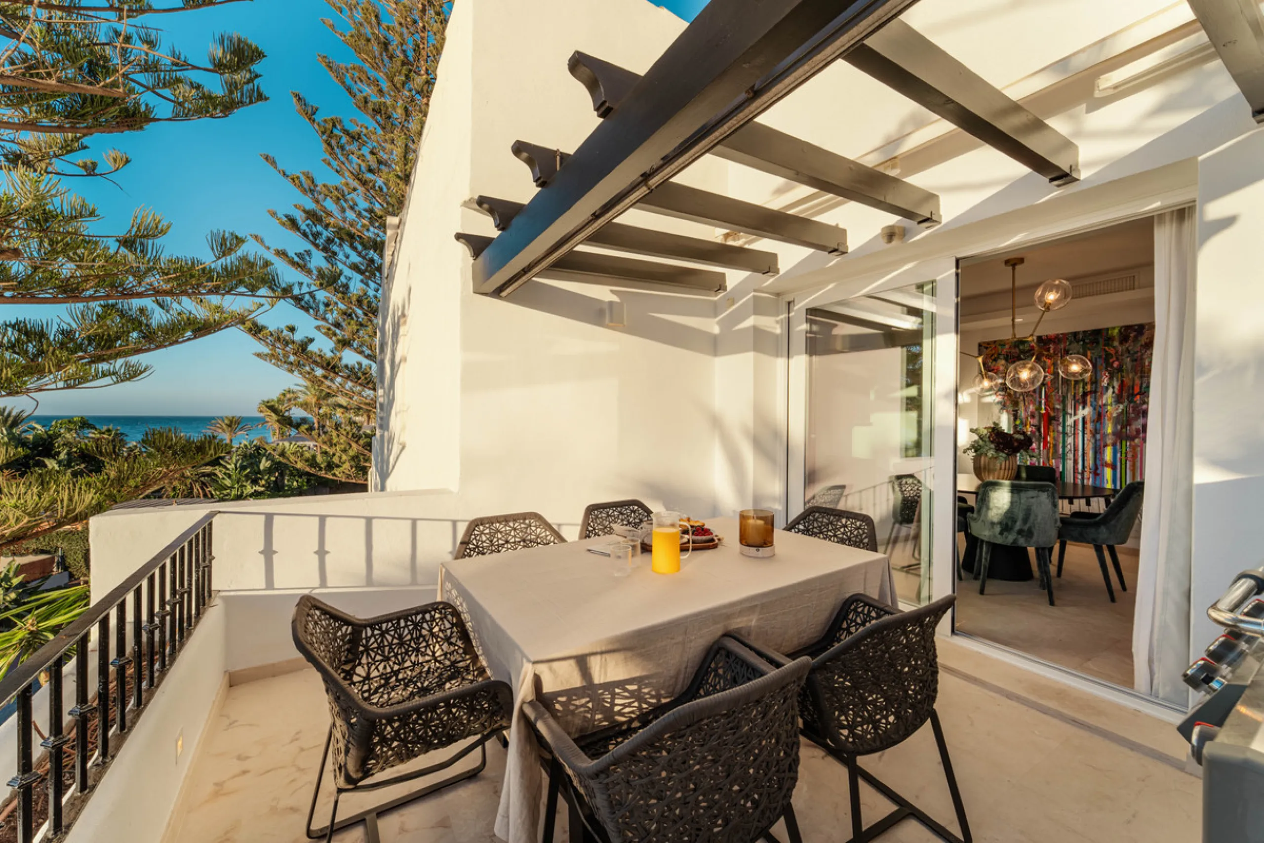 Penthouse Horizon is a sophisticated three-bedroom, two-bathroom duplex penthouse for sale in the exclusive Castiglione urbanization in San Pedro de Alcántara.