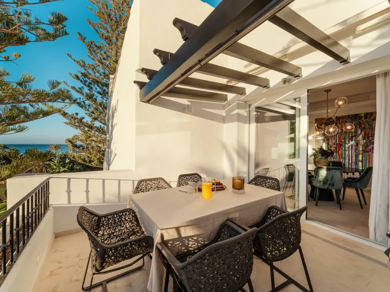 Penthouse Horizon is a sophisticated three-bedroom, two-bathroom duplex penthouse for sale in the exclusive Castiglione urbanization in San Pedro de Alcántara.