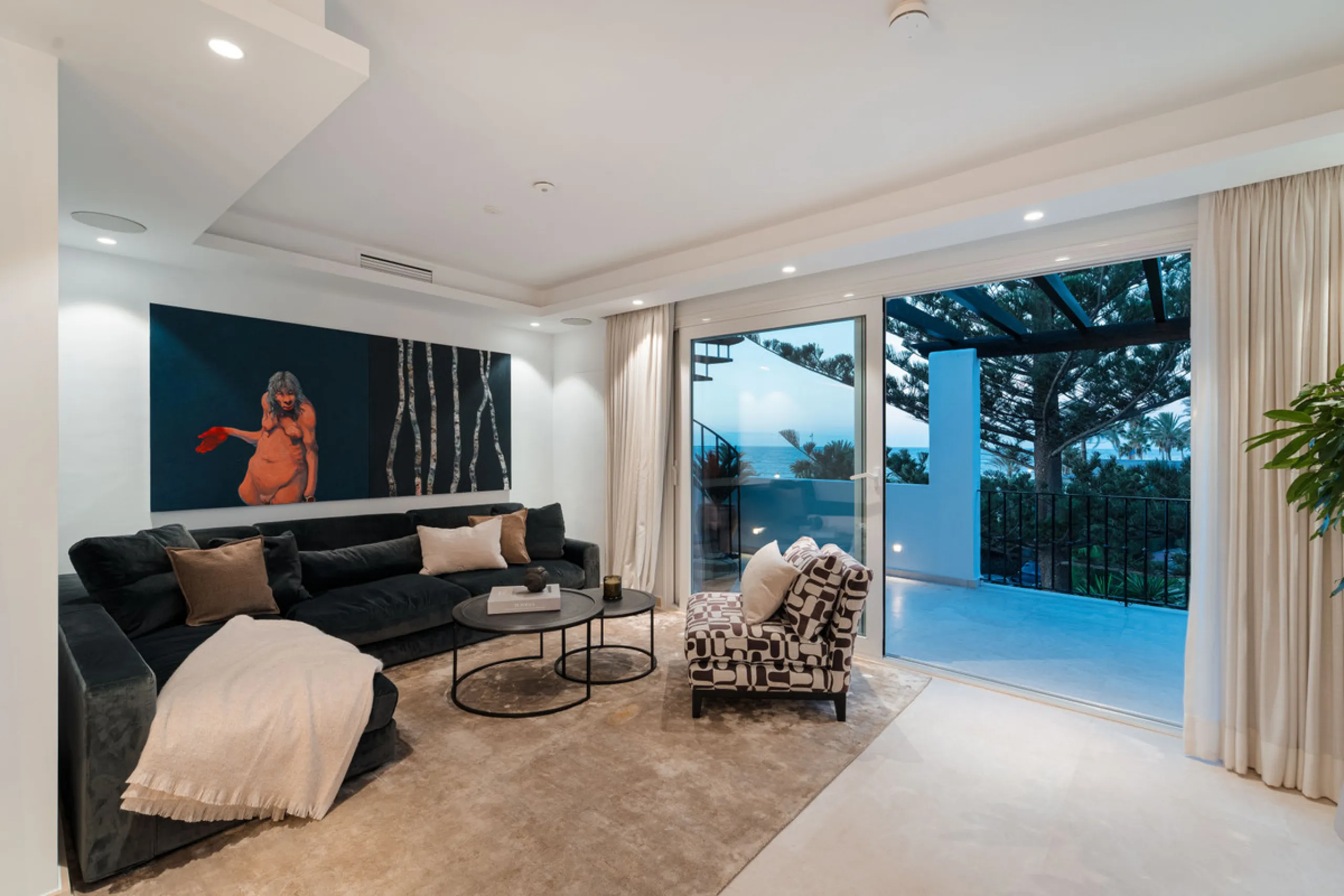 Penthouse Horizon is a sophisticated three-bedroom, two-bathroom duplex penthouse for sale in the exclusive Castiglione urbanization in San Pedro de Alcántara.