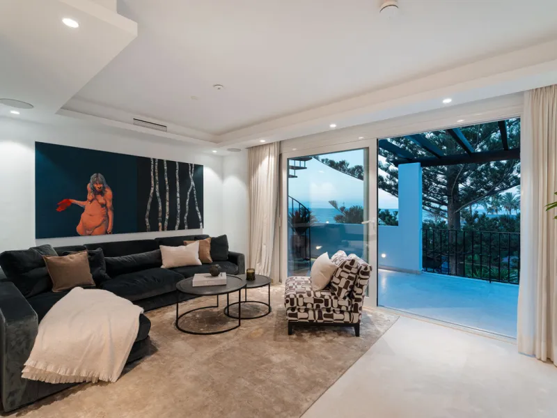 Penthouse Horizon is a sophisticated three-bedroom, two-bathroom duplex penthouse for sale in the exclusive Castiglione urbanization in San Pedro de Alcántara.