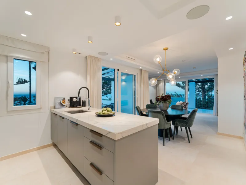 Penthouse Horizon is a sophisticated three-bedroom, two-bathroom duplex penthouse for sale in the exclusive Castiglione urbanization in San Pedro de Alcántara.