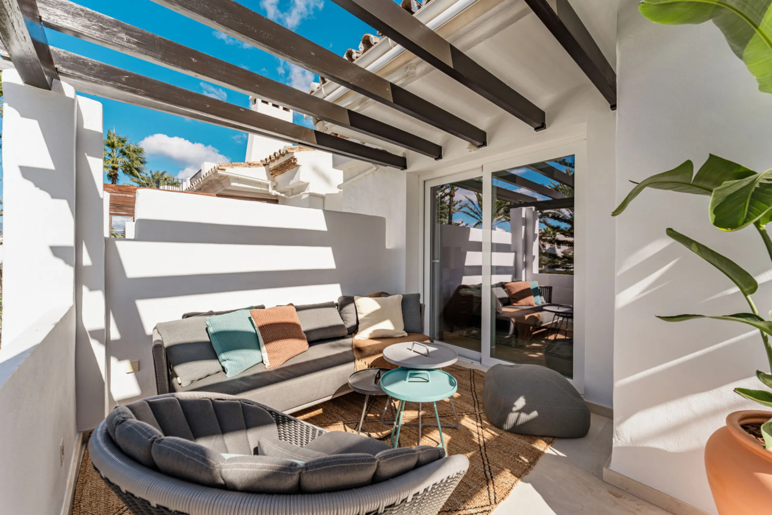 Penthouse Horizon is a sophisticated three-bedroom, two-bathroom duplex penthouse for sale in the exclusive Castiglione urbanization in San Pedro de Alcántara.