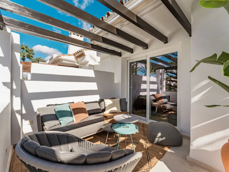 Penthouse Horizon is a sophisticated three-bedroom, two-bathroom duplex penthouse for sale in the exclusive Castiglione urbanization in San Pedro de Alcántara.