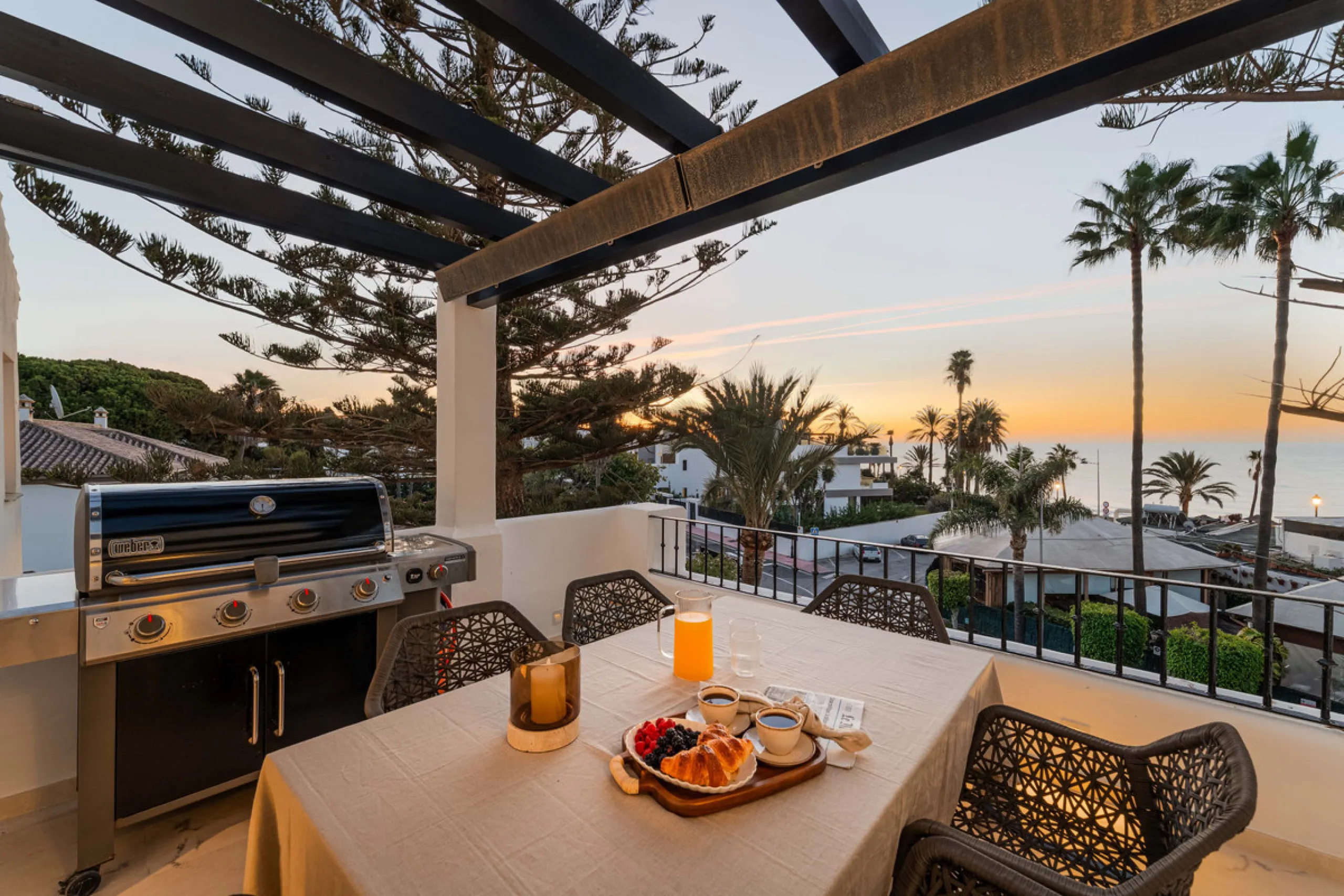 Penthouse Horizon is a sophisticated three-bedroom, two-bathroom duplex penthouse for sale in the exclusive Castiglione urbanization in San Pedro de Alcántara.