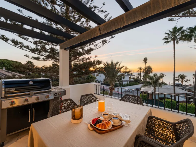 Penthouse Horizon is a sophisticated three-bedroom, two-bathroom duplex penthouse for sale in the exclusive Castiglione urbanization in San Pedro de Alcántara.