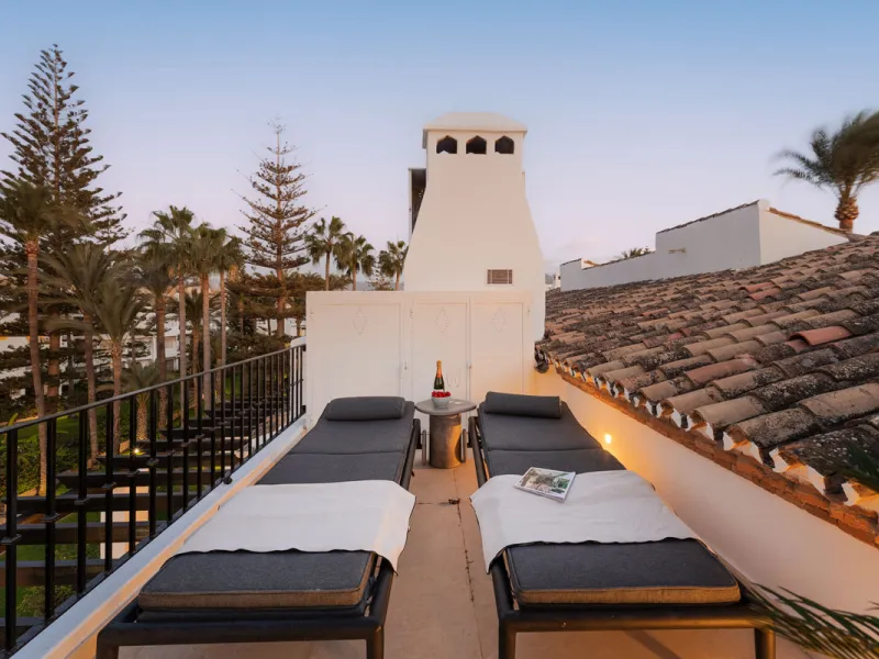 Penthouse Horizon is a sophisticated three-bedroom, two-bathroom duplex penthouse for sale in the exclusive Castiglione urbanization in San Pedro de Alcántara.