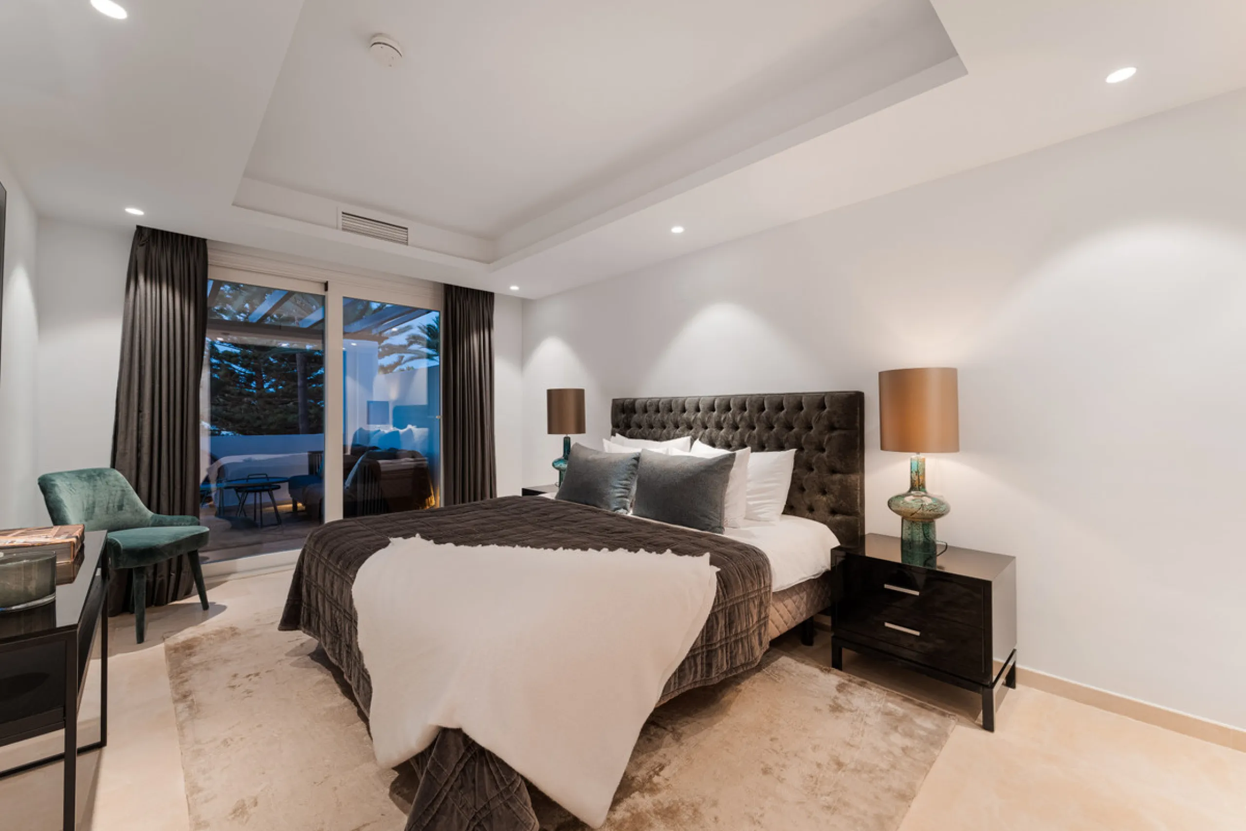 Penthouse Horizon is a sophisticated three-bedroom, two-bathroom duplex penthouse for sale in the exclusive Castiglione urbanization in San Pedro de Alcántara.