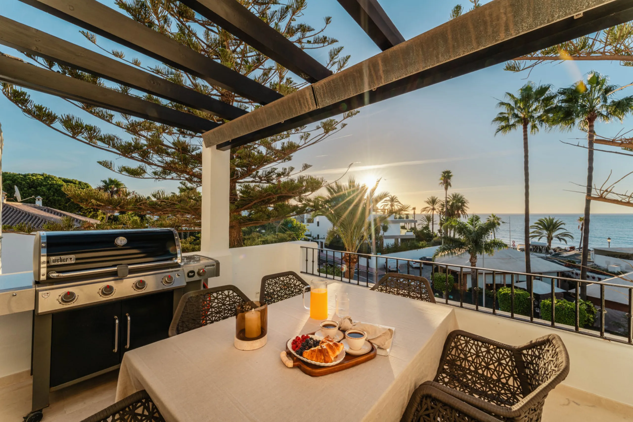 Penthouse Horizon is a sophisticated three-bedroom, two-bathroom duplex penthouse for sale in the exclusive Castiglione urbanization in San Pedro de Alcántara.