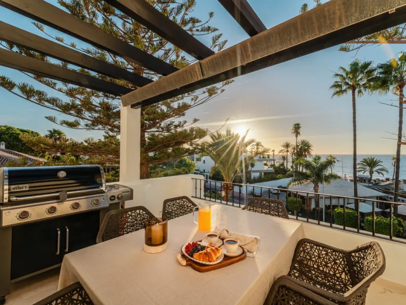 Penthouse Horizon is a sophisticated three-bedroom, two-bathroom duplex penthouse for sale in the exclusive Castiglione urbanization in San Pedro de Alcántara.