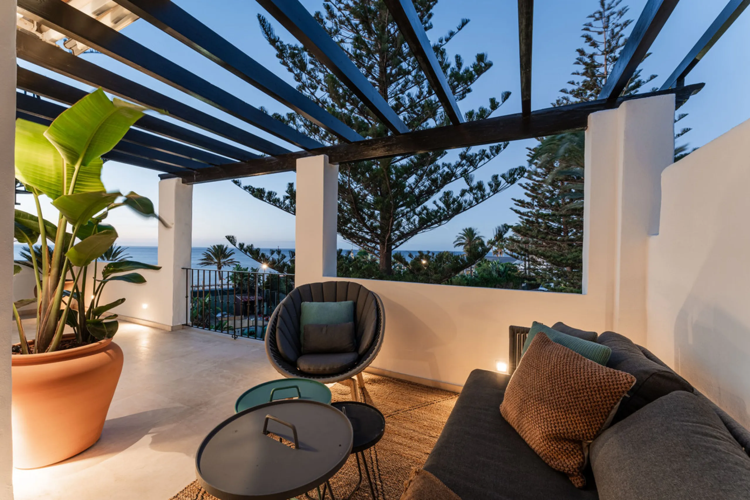 Penthouse Horizon is a sophisticated three-bedroom, two-bathroom duplex penthouse for sale in the exclusive Castiglione urbanization in San Pedro de Alcántara.