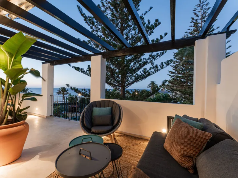 Penthouse Horizon is a sophisticated three-bedroom, two-bathroom duplex penthouse for sale in the exclusive Castiglione urbanization in San Pedro de Alcántara.