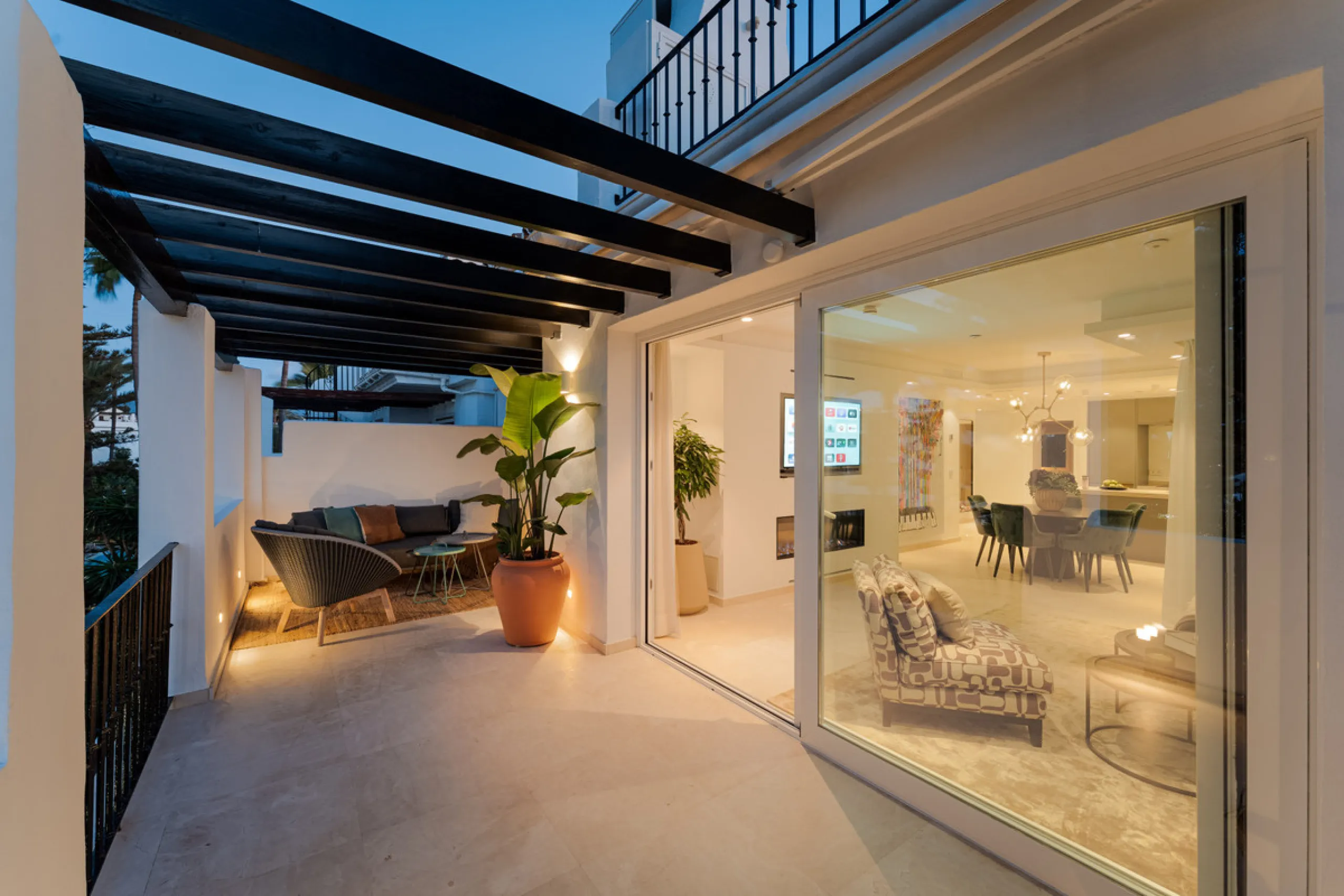 Penthouse Horizon is a sophisticated three-bedroom, two-bathroom duplex penthouse for sale in the exclusive Castiglione urbanization in San Pedro de Alcántara.