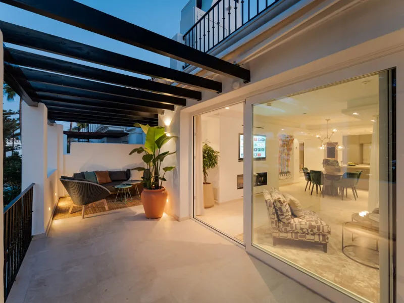 Penthouse Horizon is a sophisticated three-bedroom, two-bathroom duplex penthouse for sale in the exclusive Castiglione urbanization in San Pedro de Alcántara.