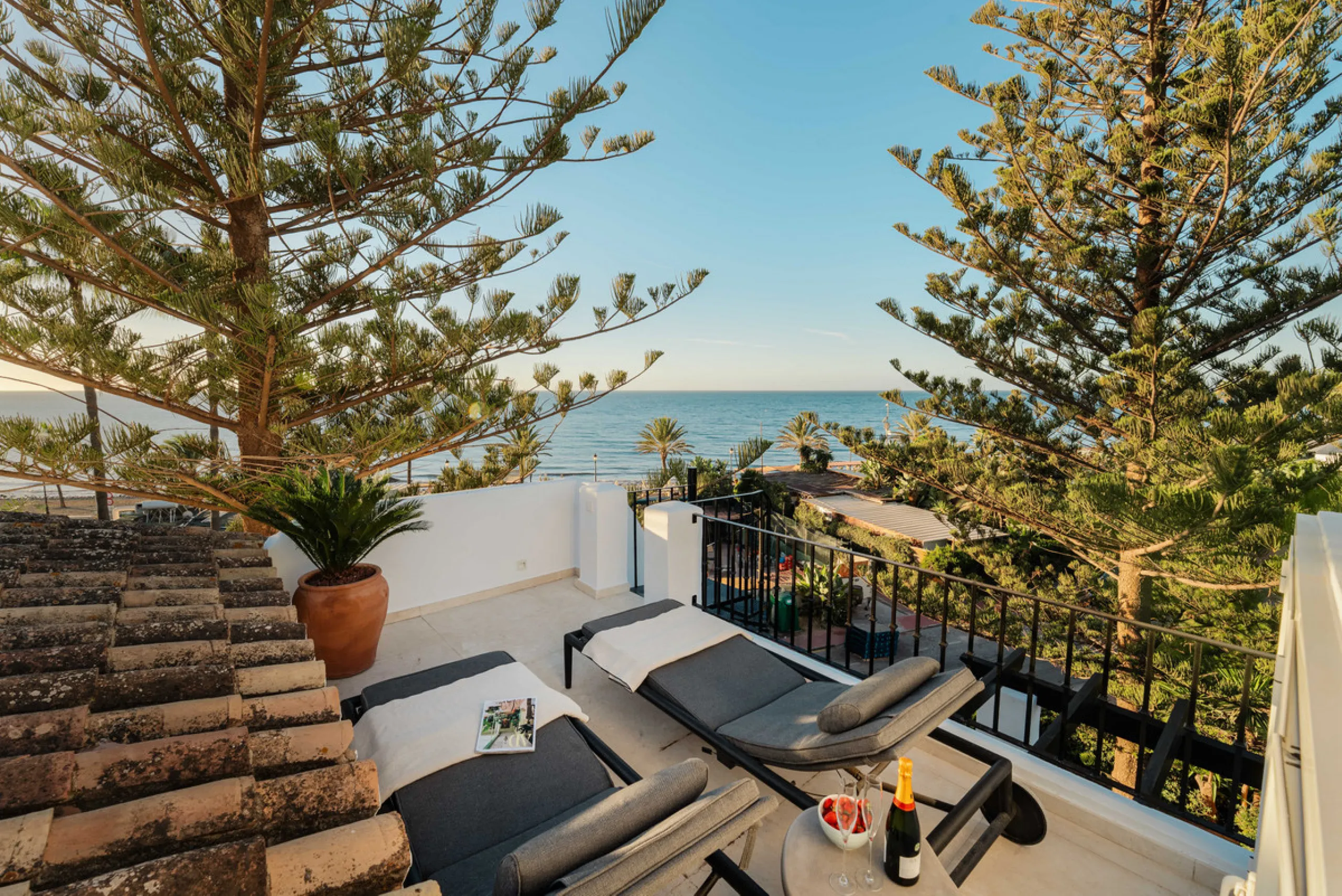 Penthouse Horizon is a sophisticated three-bedroom, two-bathroom duplex penthouse for sale in the exclusive Castiglione urbanization in San Pedro de Alcántara.