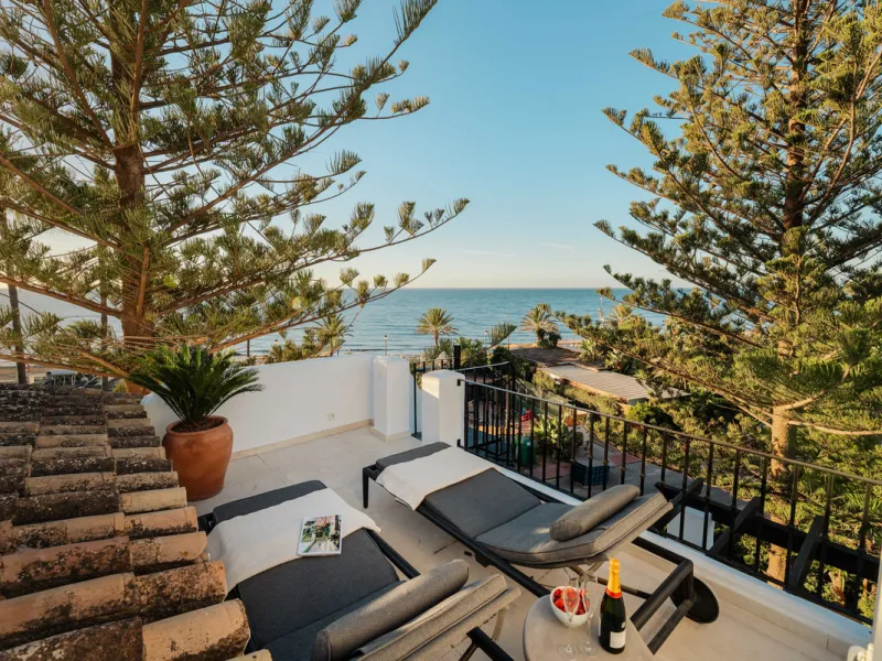 Penthouse Horizon is a sophisticated three-bedroom, two-bathroom duplex penthouse for sale in the exclusive Castiglione urbanization in San Pedro de Alcántara.