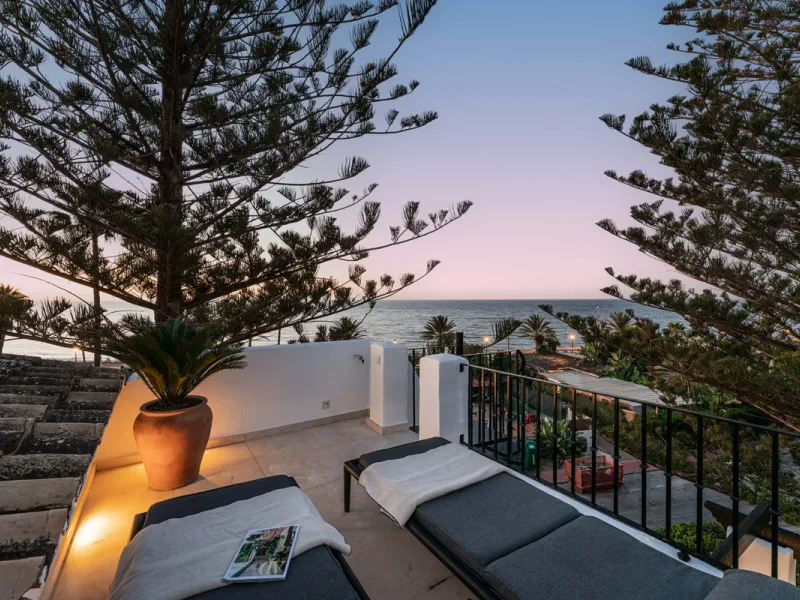 Penthouse Horizon is a sophisticated three-bedroom, two-bathroom duplex penthouse for sale in the exclusive Castiglione urbanization in San Pedro de Alcántara.