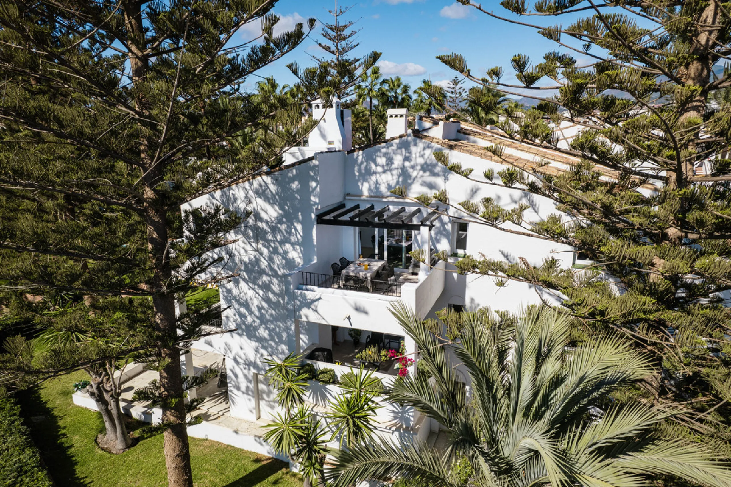 Penthouse Horizon is a sophisticated three-bedroom, two-bathroom duplex penthouse for sale in the exclusive Castiglione urbanization in San Pedro de Alcántara.