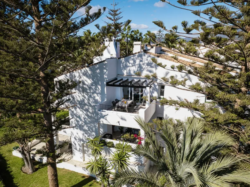 Penthouse Horizon is a sophisticated three-bedroom, two-bathroom duplex penthouse for sale in the exclusive Castiglione urbanization in San Pedro de Alcántara.