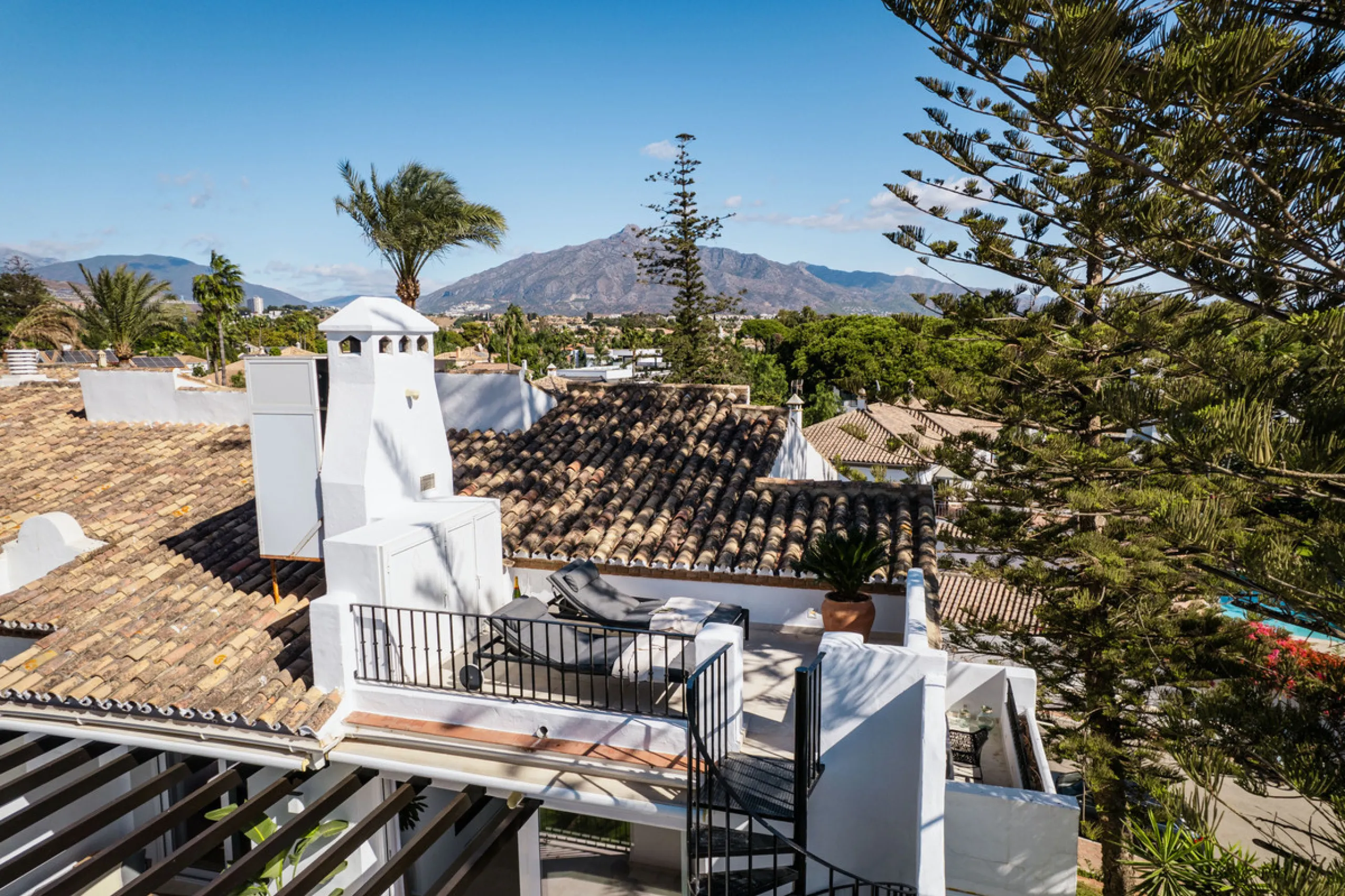 Penthouse Horizon is a sophisticated three-bedroom, two-bathroom duplex penthouse for sale in the exclusive Castiglione urbanization in San Pedro de Alcántara.