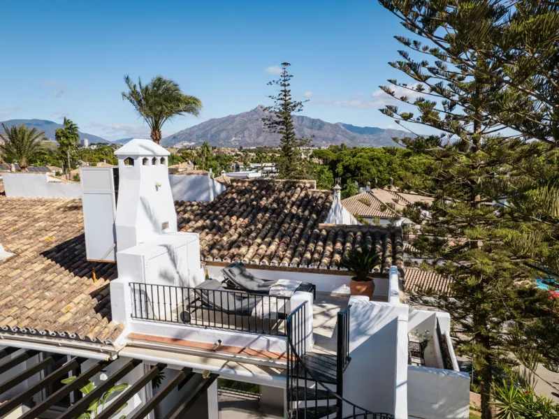 Penthouse Horizon is a sophisticated three-bedroom, two-bathroom duplex penthouse for sale in the exclusive Castiglione urbanization in San Pedro de Alcántara.